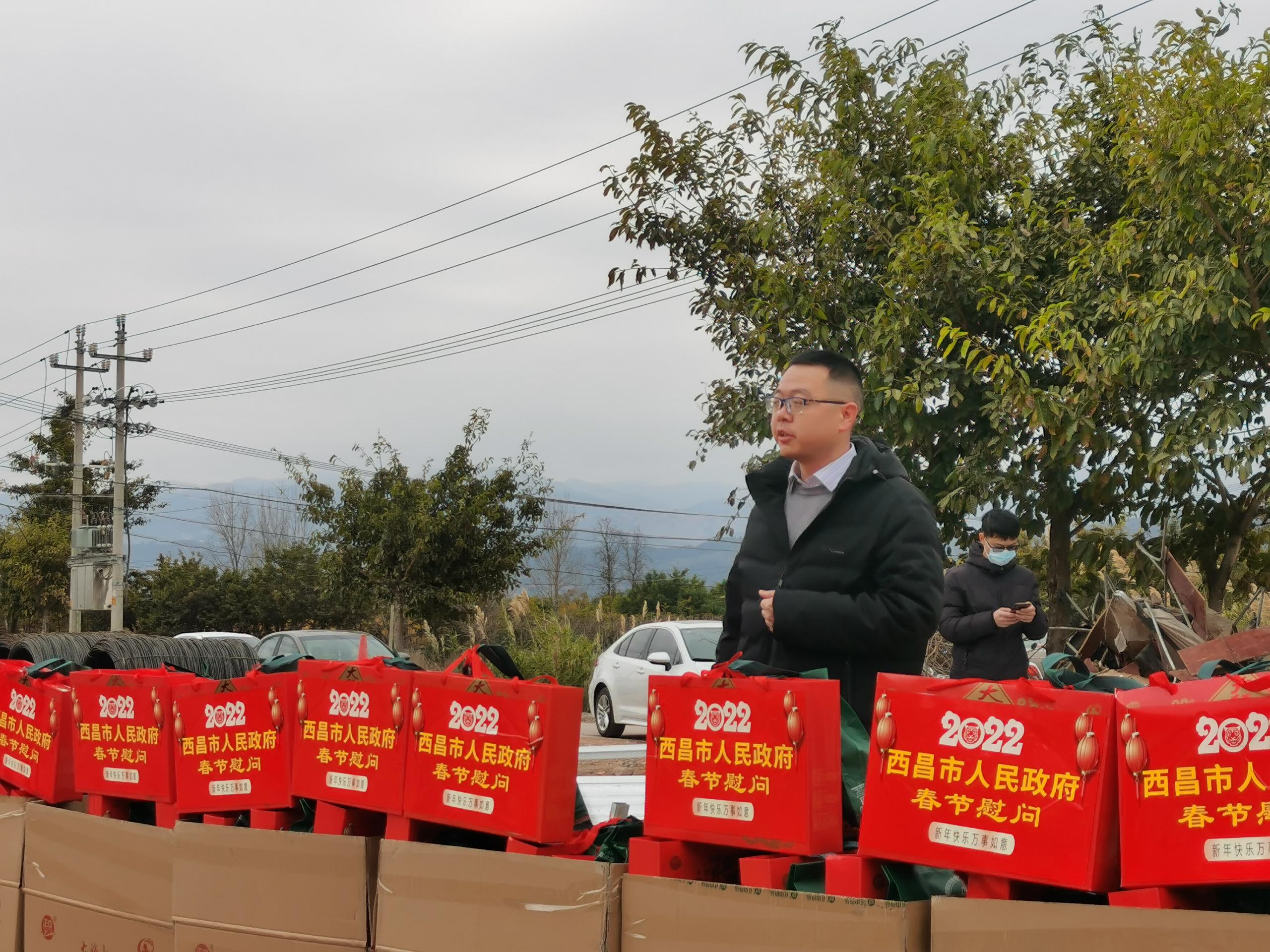 加倍鼓舞  众志成城战新春 ——西昌市副市长慰问春节期奋战在海南乡村振兴二期项目参战人员